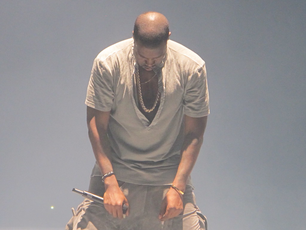 Kanye West donează