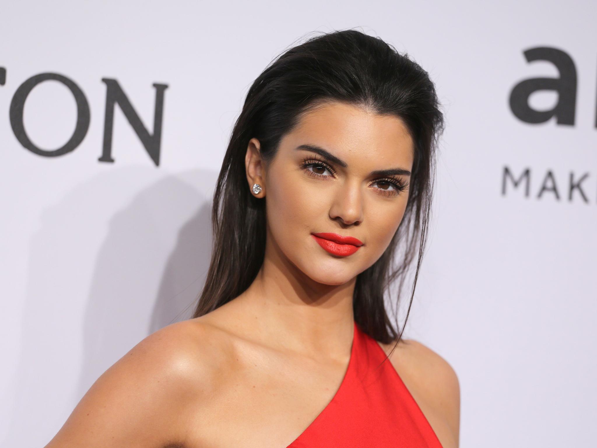 Kendall Jenner age, Birthday, Height, Net Worth, Family, Salary