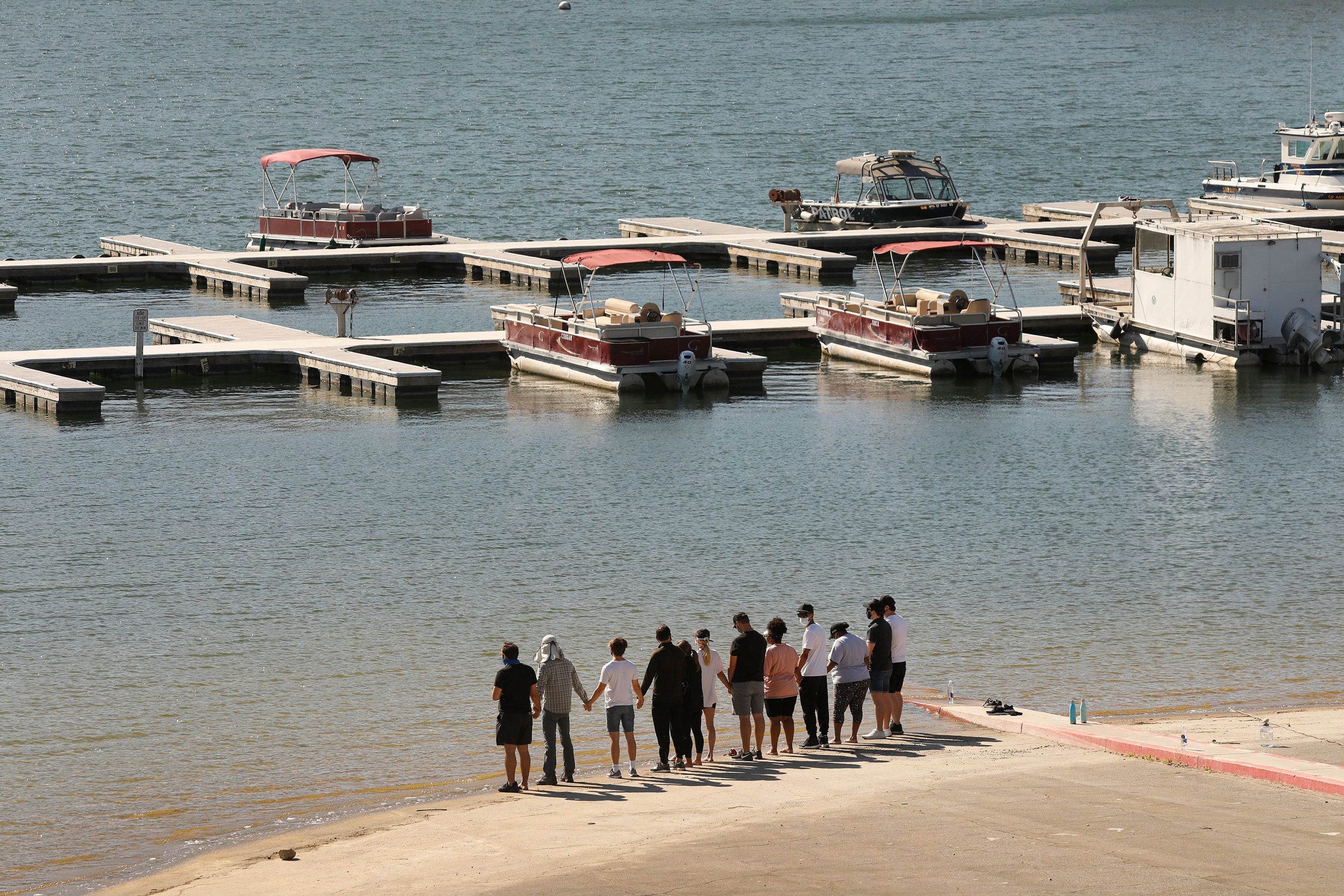 Distribuția Glee se reunește la Lacul Piru pentru a-și lua rămas bun de la Naya Rivera